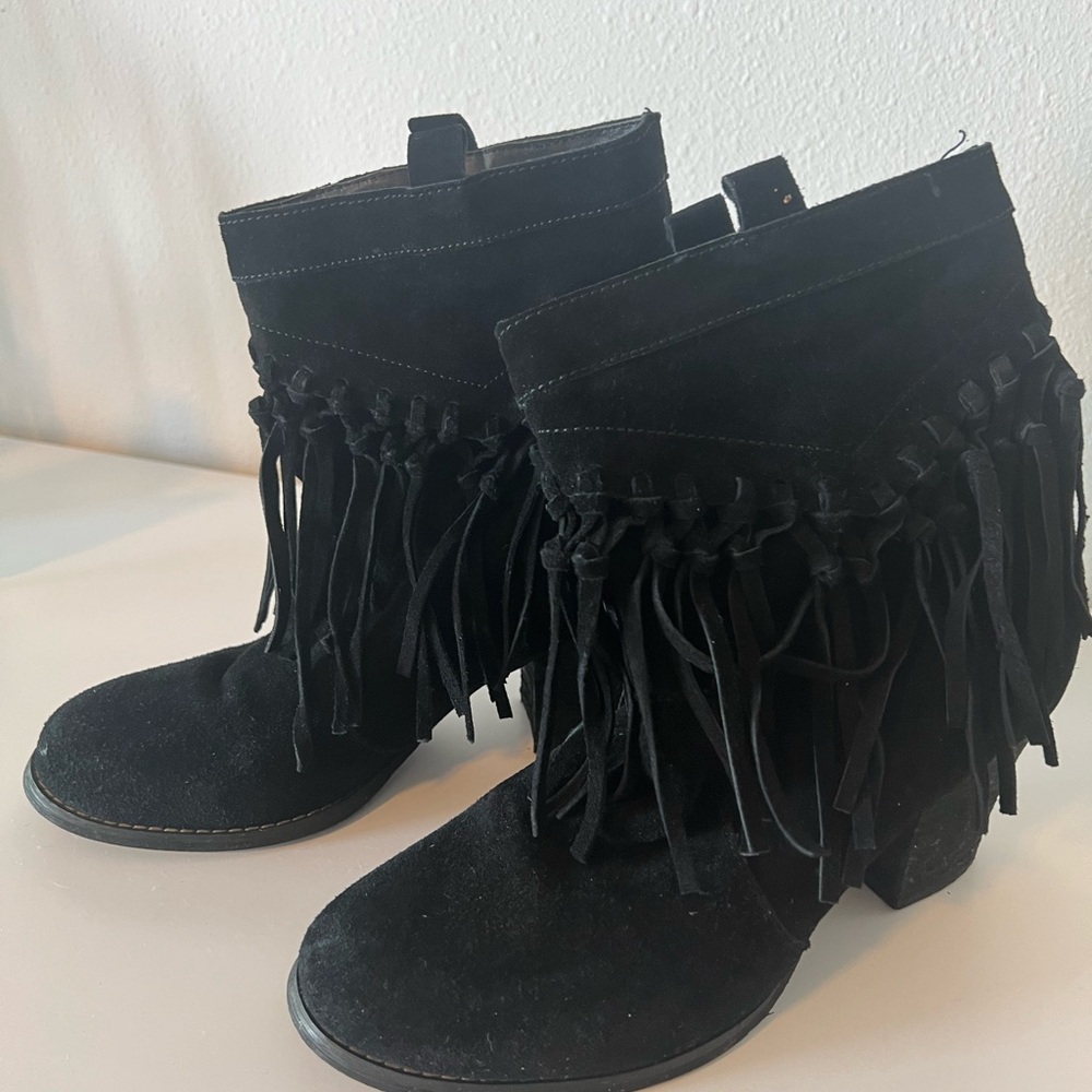 Sbicca women’s 7.5 ankle boots, black fringe.